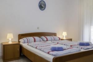 Tempat tidur dalam kamar di Apartment in Lopar with Terrace, Air conditioning, WIFI, Dishwasher (4612-1)