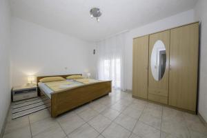 Postel nebo postele na pokoji v ubytování Apartment in Lopar with Terrace, Air conditioning, Wi-Fi, Dishwasher (4612-2)