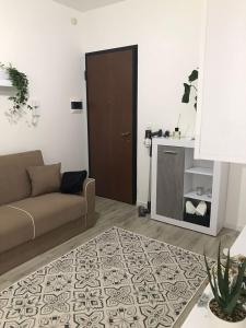 salon z kanapą i stołem w obiekcie Mini Comfort House Udine w mieście Udine