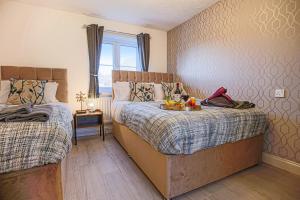 A bed or beds in a room at COSY 3 BED HOUSE to BICESTER OUTLET for BIG GROUP by Platinum Key Properties