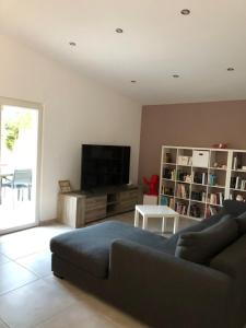 TV a/nebo společenská místnost v ubytování Villa avec vue campagne