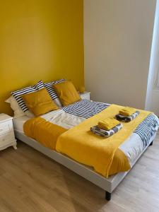 1 cama con 2 toallas en un dormitorio en Grand F3 de 71m2 en plein centre ville Arpajon, en Arpajon