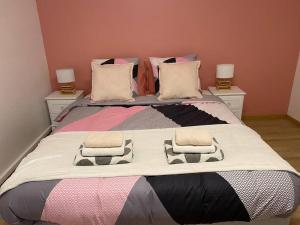 1 dormitorio con 1 cama grande y 2 mesitas de noche en Grand F3 de 71m2 en plein centre ville Arpajon, en Arpajon