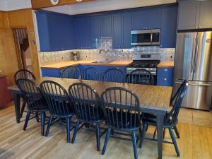 A kitchen or kitchenette at Brown's Beach at Schroon Lake