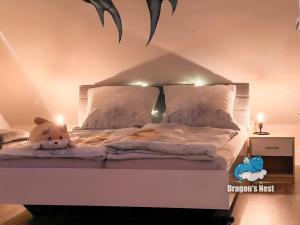 Ein Bett oder Betten in einem Zimmer der Unterkunft Dragon’s Nest: Cozy & modern attic loft Nuremberg
