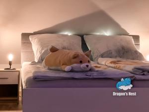 Ein Bett oder Betten in einem Zimmer der Unterkunft Dragon’s Nest: Cozy & modern attic loft Nuremberg