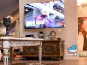TV/Unterhaltungsangebot in der Unterkunft Dragon’s Nest: Cozy & modern attic loft Nuremberg
