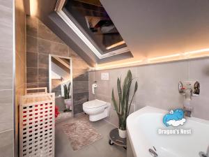 ein Badezimmer mit Waschbecken und Toilette in der Unterkunft Dragon’s Nest: Cozy & modern attic loft Nuremberg in Schwaig bei Nürnberg