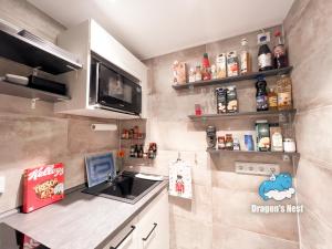 Küche/Küchenzeile in der Unterkunft Dragon’s Nest: Cozy & modern attic loft Nuremberg