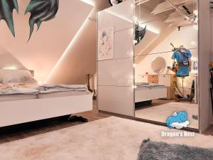 ein Schlafzimmer mit einem Hai-Wandbild in der Unterkunft Dragon’s Nest: Cozy & modern attic loft Nuremberg in Schwaig bei Nürnberg