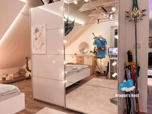 Zimmer mit einer großen Glaswand und einem Bett in der Unterkunft Dragon’s Nest: Cozy & modern attic loft Nuremberg in Schwaig bei Nürnberg