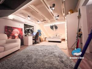 Ein Sitzbereich in der Unterkunft Dragon’s Nest: Cozy & modern attic loft Nuremberg