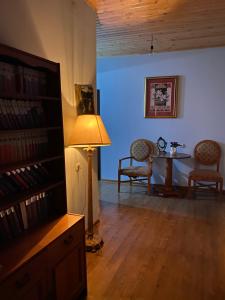 Prostor za sedenje u objektu IURI udesiani's GUESTHOUSE
