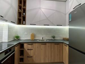 Kuchyň nebo kuchyňský kout v ubytování MonteRelax Apartments Becici