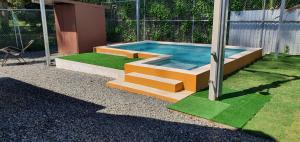 una piscina con escalones que dan a un patio en Tío King Hospedaje Turístico, en Uvita 12 fotos más