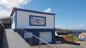 un edificio blu e bianco con un cartello sopra di Quinta Rico - House II a Praia da Vitória