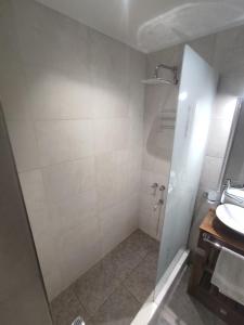 y baño con ducha y lavamanos. en Premium Apartment Mendoza en Mendoza