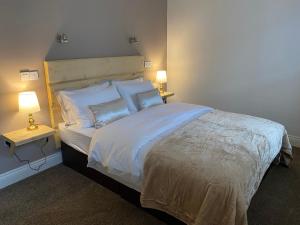 a bedroom with a large bed with two night stands at LUXURY Home SPA Villa Sauna Jacuzzi EXCEL CANARY WHARF ZONE 2 in London +31 photos