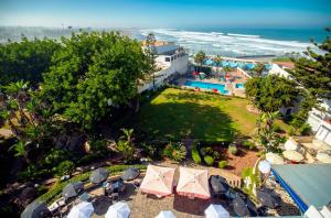 Luftaufnahme eines Resorts mit Pool und Meer in der Unterkunft Hotel Bellerive in Casablanca