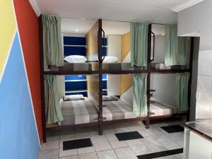 サンタ・ルジアにあるPousada & Hostel Belo Valeの二段ベッドが3つある部屋