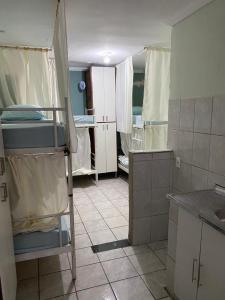 サンタ・ルジアにあるPousada & Hostel Belo Valeのキッチン(二段ベッド付)が備わる客室です。 +39枚の写真