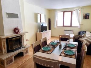 A television and/or entertainment centre at Ski Area 202 apt, The Castle 1, Pamporovo