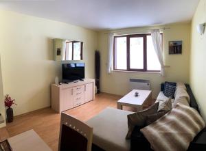A television and/or entertainment centre at Ski Area 202 apt, The Castle 1, Pamporovo