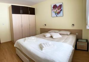 A bed or beds in a room at Ski Area 202 apt, The Castle 1, Pamporovo