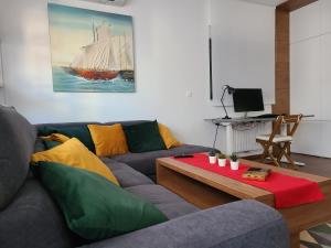 una sala de estar con sofá y un velero en la pared en Modern 4-Star luxury apt - WFH Ready, Free Parking, en Zagreb