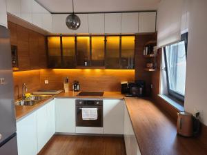 Kuchyňa alebo kuchynka v ubytovaní Modern 4-Star luxury apt - WFH Ready, Free Parking