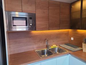 Kuchyňa alebo kuchynka v ubytovaní Modern 4-Star luxury apt - WFH Ready, Free Parking + 17 fotografií
