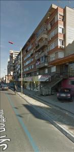 eine Stadtstraße mit einem Gebäude und einer Straßenbeleuchtung in der Unterkunft Apartman UNA in Kruševac
