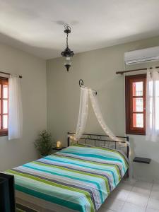 Tempat tidur dalam kamar di Kalivia House - Entire Home