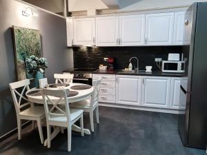 Traian Apartment - Cluj tesisinde mutfak veya mini mutfak