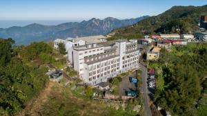una vista aérea de un edificio en una montaña en 阿里山梅園樓觀景飯店, en Fenchihu
