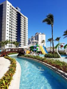 - une piscine dans un complexe avec toboggan dans l'établissement Salinas Exclusive Resort, à Salinópolis