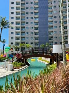 un pont sur une rivière devant un bâtiment dans l'établissement Salinas Exclusive Resort, à Salinópolis