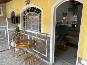 een kamer met 2 stoelen en een tafel bij Pousada & Hostel Belo Vale in Santa Luzia