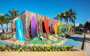 una pantalla de tablas de surf en una pared de una playa en DISPONIVEL NATAL E REVEILLON - Casa Linda e Aconchegante com Piscina -Aquecimento Solar o Ano Todo Perto da Praia, en Praia Grande