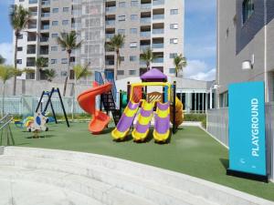 une aire de jeux avec un toboggan et des balançoires dans l'établissement Salinas Exclusive Resort, à Salinópolis