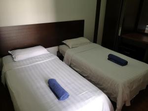 Llit o llits en una habitació de Marina Court KK City Homestay