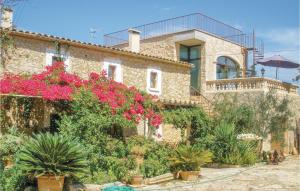 A garden outside 1 Bedroom Gorgeous Apartment In Selva