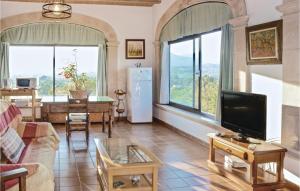 TV a/nebo společenská místnost v ubytování 1 Bedroom Gorgeous Apartment In Selva