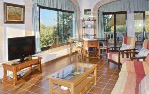 A television and/or entertainment centre at 1 Bedroom Gorgeous Apartment In Selva