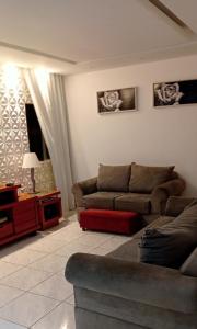 ein Wohnzimmer mit einem Sofa und einem Tisch in der Unterkunft Apto Olinda Casa Caiada ao lado do Shopping in Olinda