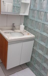 ein Badezimmer mit einem Waschbecken und einer gefliesten Wand in der Unterkunft Apto Olinda Casa Caiada ao lado do Shopping in Olinda