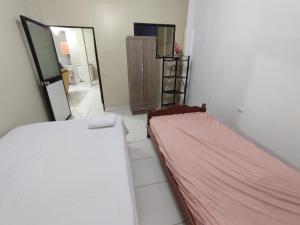 Habitación pequeña con cama y espejo. en Departamento Melly, en Tarapoto