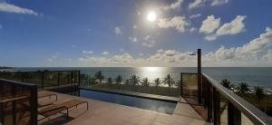 een balkon met uitzicht op de oceaan bij Apto climatizado à beira-mar c/ piscina-Intermares in Cabedelo