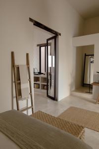 Zimmer mit einem Bett und einem Spiegel in der Unterkunft Narrativ Lofts -Solario- Charming Historic Escape in Campeche