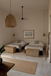 um quarto com três camas num quarto em Narrativ Lofts -Solario- Charming Historic Escape em Campeche